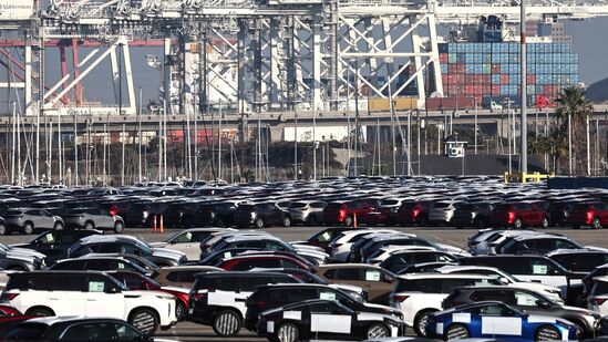 జనవరి 1 నుండి అనేక కంపెనీలు తమ కార్ల ధరలను పెంచే అవకాశం ఉంది. మహీంద్రా అండ్ మహీంద్రా ఇప్పటికే తన ఎస్‌యూవీలు, వాణిజ్య వాహనాల ధరలను 3 శాతం పెంచుతున్నట్లు ప్రకటించింది. హ్యుందాయ్, మారుతి సుజుకి కూడా ధరల పెంపును ప్రకటించాయి. కియా, జెఎస్ డబ్ల్యు, ఎంజి మోటార్ కూడా ధరల పెంపును ప్రకటించాయి.