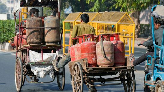 ఎల్పీజీ, సీఎన్జీ ధరలు: జనవరి 1 నుంచి ఎల్పీజీ, సీఎన్జీ ధరలు తగ్గే అవకాశం ఉంది. ఇది కాస్త హర్షించదగ్గ విషయం.