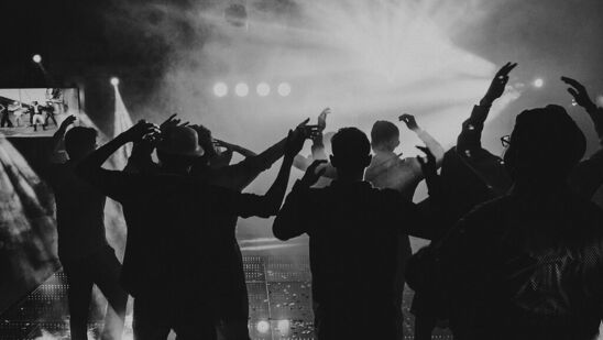 నైట్ టైమ్ గ్లో పార్టీ: చీకట్లో వెలిగే వేడుక యొక్క థ్రిల్ ను ఆస్వాదించడానికి రాత్రి పొద్దుపోయాక పార్టీ చేసుకోవడం. మీ ఇంట్లో నియాన్ అలంకరణలు, ఫ్లోరోసెంట్ లైట్లు మరియు గ్లిట్టర్ స్టిక్ లను ఉపయోగించండి. మూడ్ ను మెరుగుపరచడానికి, రుచికరమైన స్నాక్స్ మరియు పానీయాలు తినేటప్పుడు మీకు ఇష్టమైన పాటలకు నృత్యం చేయండి. ఈ అందమైన నూతన సంవత్సరాన్ని కుటుంబం మరియు స్నేహితులతో జరుపుకోండి.&nbsp;