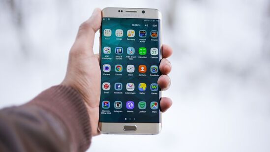 జనవరి 1 నుంచి మొబైల్ రీఛార్జ్ ధరలు తగ్గే అవకాశం ఉంది. ట్రాయ్ ఆదేశాలతో కొన్ని పథకాల ధరలు తగ్గే అవకాశం ఉంది. అదే సమయంలో ఇంటర్నెట్ లేని టర్మ్ ప్లాన్లను ప్రవేశపెట్టాలని ట్రాయ్ నుంచి టెలికాం ఆపరేటర్లు ఆదేశాలు అందుకున్నారు. ఇదొక రకంగా శుభ సూచికమే.