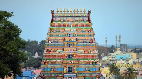 కొన్ని ఇళ్ళలో ప్రత్యేకమైన రోజులలో ప్రార్థనా స్థలాలను సందర్శించడం ఆనవాయితీ.నూతన సంవత్సర దినం కూడా భగవంతుడిని ఆరాధించడానికి గొప్ప రోజు.మీ కుటుంబంతో కలిసి సమీపంలోని ఆలయాన్ని సందర్శించండి.&nbsp;