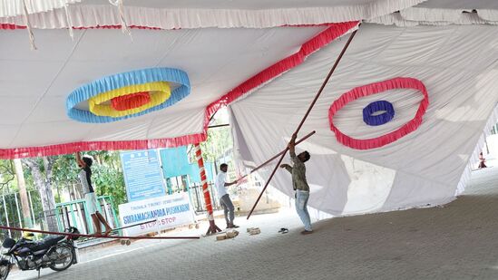 టీటీడీ ఈవో శ్యామలరావు ఆదేశాలతో వివిధ శాఖల అధికారులు స‌మ‌న్వయంతో సర్వదర్శనం టోకెన్ల కేంద్రాల వద్ద విస్తృత ఏర్పాట్లు చేస్తున్నారు. ఇందులో భాగంగా ఇంజినీరింగ్ విభాగం ఆధ్వర్యంలో క్యూలైన్లు, బారీకేడ్లు, షెడ్లు, భద్రత, తాగునీరు, మరుగుదొడ్లు సౌకర్యాలను ఏర్పాటు చేస్తున్నారు.
