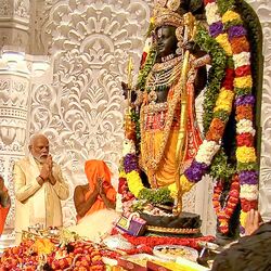 <p>అయోధ్యలో బాల రాముడి 'ప్రాణ ప్రతిష్ఠ' కార్యక్రమం ఘనంగా జరిగింది. ఈ కార్యక్రమంలో ప్రధాని మోదీ పాల్గొన్నారు.</p>