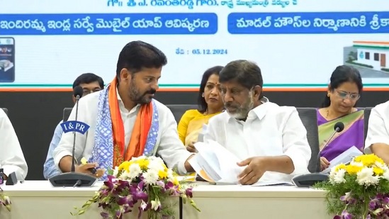 ఇందిరమ్మ ఇండ్ల కోసం ప్రజా పాలన దరఖాస్తు చేసుకోకపోతే ఎంపీడీవో అలాగే మున్సిపల్ కార్యాలయాల్లోని ప్రజా పాలన మీ సేవ కేంద్రాల్లో దరఖాస్తు చేసుకోవచ్చని అధికారులు పేర్కొన్నారు. సొంత స్థలం ఉన్నవారికి లేదా గుడిసె పెంకుటిల్లు ఉన్నవారికి మొదటి దశలో ఇందిరమ్మ ఇల్లు లబ్ధి పొందే అవకాశం ఉంది. &nbsp;