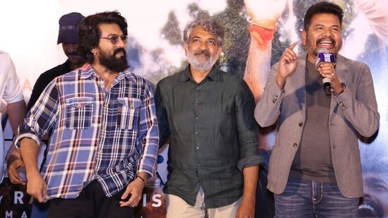 Game Changer Trailer Launch Photos: గేమ్ ఛేంజర్ మూవీ కోసం రామ్ చరణ్ ఫ్యాన్స్ మూడేళ్లుగా ఎదురు చూస్తున్నారు. ఈ మూవీ సంక్రాంతి సందర్భంగా జనవరి 10న రిలీజ్ కానుంది.