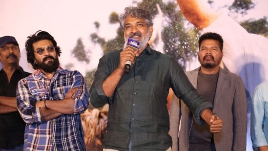 Game Changer Trailer Launch Photos: గేమ్ ఛేంజర్ మూవీ జనవరి 10న రిలీజ్ కానుండగా.. గురువారం (జనవరి 2) హైదరాబాద్ లో ట్రైలర్ లాంచ్ ఈవెంట్ ఎలాంటి హడావిడి లేకుండా సింపుల్ గా జరిగింది. పుష్ప 2 సంధ్య థియేటర్ ఘటన నేపథ్యంలో మేకర్స్ జాగ్రత్తలు తీసుకున్నారు.
