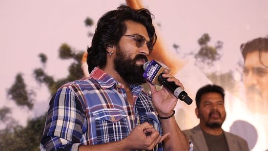 Game Changer Trailer Launch Photos: ట్రైలర్ లాంచ్ ఈవెంట్లో రామ్ చరణ్ మాట్లాడుతూ.. గత ఏడెనిమిదేళ్లలో రాజమౌళి, సుకుమార్, శంకర్ లతో పనిచేసే అవకాశం దక్కిందని, ముగ్గురూ ముగ్గురే అని అన్నాడు.