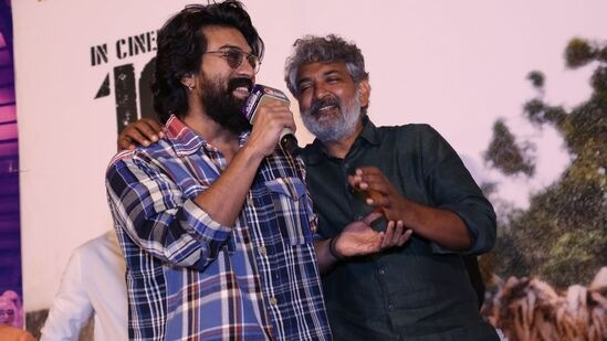 Game Changer Trailer Launch Photos: ఈ సందర్భంగా రాజమౌళి, మహేష్ మూవీ ఎప్పుడు రావచ్చో అంచనా వేయాల్సిందిగా రామ్ చరణ్ ను యాంకర్ సుమ అడిగింది. దీనికి చరణ్ స్పందిస్తూ.. కొవిడ్ లాంటి ఏవీ లేకపోతే ఏడాదిన్నరలో వచ్చేస్తుందని అతడు అనడం విశేషం. దీనికి రాజమౌళి స్పందిస్తూ.. తాను బాగానే ట్రైనింగ్ ఇచ్చాను అని అన్నాడు.