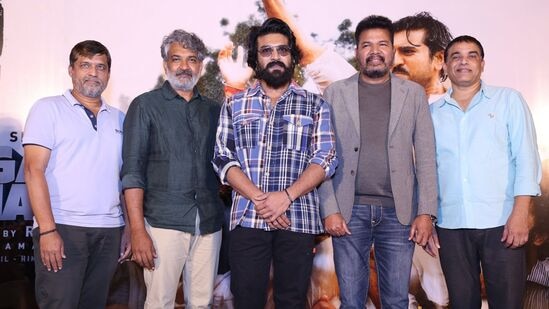 Game Changer Trailer Launch Photos: గేమ్ ఛేంజర్ మూవీ ట్రైలర్ లాంచ్ ఈవెంట్ కు దర్శక ధీరుడు రాజమౌళి ముఖ్య అతిథిగా వచ్చాడు. రాజమౌళి, మహేష్ మూవీ కూడా గురువారమే పూజా కార్యక్రమాలతో ప్రారంభమైన విషయం తెలిసిందే.