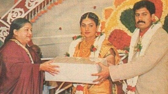 సెల్వమణి మొదట రోజా తల్లిదండ్రులను తన ప్రేమ గురించి చెప్పి ఒప్పించాడు. కానీ, అతను దాదాపుగా పదేళ్లు వేచి చూశాడు. అవును, రోజా, సెల్వమణి ప్రేమించుకున్న 10 సంవత్సరాల తరువాత వివాహం చేసుకున్నారు. వారి వివాహానికి చాలా మంది ప్రముఖులు కూడా హాజరయ్యారు. రోజాస సెల్వమణిలకు అనుష్మాలిక సెల్వమణి, కృష్ణ లోహిత్ సెల్వమణి అనే ఇద్దరు పిల్లలు ఉన్నారు.&nbsp;