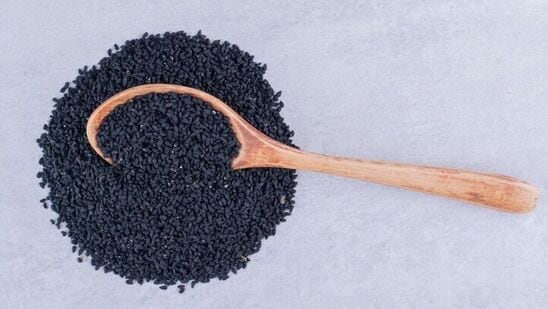 కొంతమందికి నెయ్యి లేదా నూనె ఆహార పదార్థాలను తిన్న తర్వాత అజీర్తి ఏర్పడుతుంది. అందువల్ల నల్ల జీలకర్ర తినడం వల్ల ఉపశమనం లభిస్తుంది.