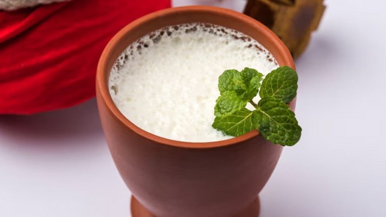 మజ్జిగ పొట్ట సమస్యలకు మేలు చేస్తుంది. అయితే మజ్జిగ తాగిన తర్వాత కొందరికి పొట్ట సమస్యలు లేదా అజీర్తి సమస్యలు ఎదురవుతాయి. దీనికోసం మజ్జిగలో వేయించిన జీలకర్ర, నల్ల మిరియాలు కలిపి తీసుకుంటే ప్రయోజనం ఉంటుంది.