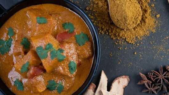 స్పైసీ గ్రేవీని కొన్నిసార్లు ఎక్కువగా తింటే త్వరగా జీర్ణం కావు. కాబట్టి ఇలాంటి పదార్థాలను తిన్న తర్వాత కరివేపాకు తినడం వల్ల ఆహారం సులభంగా జీర్ణం అవుతుంది.&nbsp;