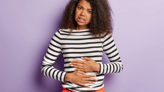 సాధారణంగా కొన్ని పదార్థాలు తిన్న తర్వాత తేలికగా జీర్ణం కావు. ఉదాహరణకు పాలు తాగిన తర్వాత జీర్ణక్రియలో చాలా మంది ఇబ్బంది పడుతుంటారు. మరికొందరు చలికాలంలో పరోటా తిన్న తర్వాత అజీర్తితో బాధపడుతుంటారు. ఆహార పదార్థాలు సులభంగా జీర్ణం కావడానికి కొన్ని హోం రెమెడీస్ ఇక్కడ ఉన్నాయి.&nbsp;