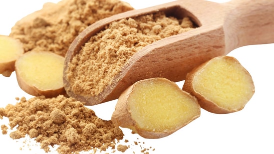 కొంతమందికి పెరుగు తిన్న తర్వాత అజీర్తి ఏర్పడుతుంది. ముఖ్యంగా రాత్రిపూట పెరుగు తింటే అజీర్తి సమస్య ఎక్కువగా ఉంటుంది. అందువల్ల పెరుగులో ఎండు అల్లం పొడిని చేర్చడం వల్ల ప్రయోజనం పొందవచ్చు.