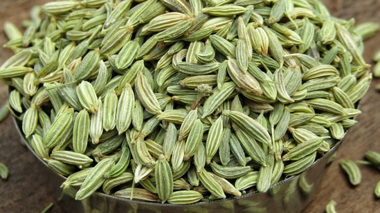 కొంతమంది పాలు తాగిన తర్వాత సులభంగా జీర్ణం కావడానికి కష్టపడతారు, కాబట్టి సోంపు తినడం వల్ల పాలు సులభంగా జీర్ణమవుతాయి.