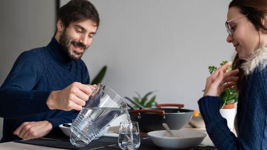 ఆహారం జీర్ణం కావడానికి ఇలా చేయండి:&nbsp;మీరు సాధారణ ఆహారాన్ని కూడా జీర్ణించుకోలేకపోతే, తిన్న 48 నిమిషాల తర్వాత వేడి నీరు త్రాగాలి, తద్వారా ఆహారం సులభంగా జీర్ణమవుతుంది.