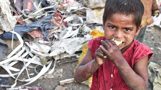 సరైన ఆహారం శరీరానికి లభించకపోతే &nbsp;జీర్ణ వ్యవస్థలో జీర్ణ రసాలు తగ్గిపోతాయి. దీని వల్ల &nbsp;క్రమంగా డయేరియా బారిన పడొచ్చు.&nbsp;