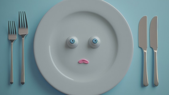 శరీరానికి ఆహారం లభించకపోతే గుండె పరిమాణం తగ్గిపోతుంది. గుండె చలనంలో కూడా మార్పులు వస్తాయి. లోబీపీకి దారి తీయొచ్చు. ఎక్కువ రోజలు ఆహారం తీసుకోకపోతే హార్ట్ ఫెయిల్యూర్‌కు దారి తీసే అవకాశం ఉంది.&nbsp;