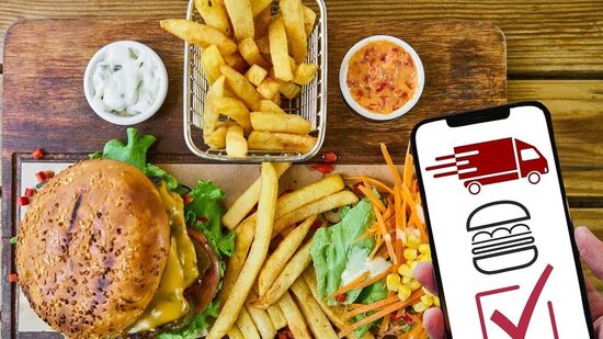 ఆహారం తీసుకోకపోతే శరీర ఉష్ణోగ్రత పడిపోతుంది. చర్మం అడుగున ఉండే కొవ్వు అదృశ్యమై దాని స్థానంలో చర్మం కింద నీరు చేరుతుంది.&nbsp;