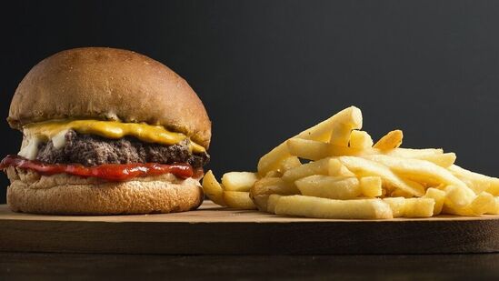 సరైన పోషకాలు, ఆహారం శరీరానికి క్రమంగా తప్పకుండా అందకపోతే శరీరంలో రోగ నిరోధక వ్యవస్థ కూడా గాడి తప్పుతుంది. శరీరానికి ఇన్‌ఫెక్షన్స్‌తో పోరాడే శక్తి తగ్గిపోతుంది. శరీర గాయాలు కూడా త్వరగా తగ్గవు.&nbsp;