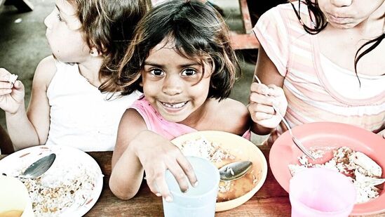 సుదీర్ఘ కాలం నిరాహార స్థితిలో ఉంటే క్రమంగా బరువును కోల్పోతారు. పెద్ద వారిలో కంటే ఇలా &nbsp;బరువును కోల్పోవడం పిల్లల్లో ఎక్కువగా ఉంటుంది.&nbsp;