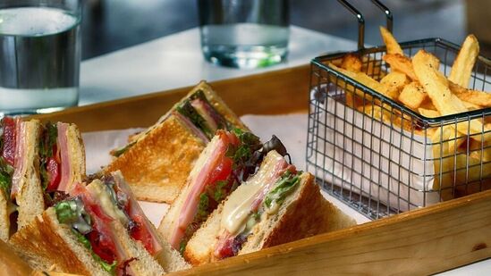 రకరకాల కారణాలతో &nbsp;కొన్ని సార్లు ఆహారం తీసుకోకుండా ఉండాల్సి వస్తుంది. జీర్ణ వ్యవస్థలో లోపాలు, నిరాహార దీక్షలు, అనారోగ్య సమస్యలు, పక్షవాతం, కోమాలో ఉన్నపుడు నిరాహార స్థితిలో శరీరం ఉండాల్సి వస్తుంది.&nbsp;