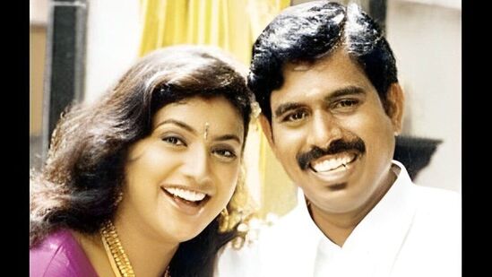 ప్రేమలో నెగ్గాలంటే ముందుగా తల్లిదండ్రుల అంగీకారం తీసుకోవాలని నిశ్చయించుకున్నాడు సెల్వమణి. దాంతో రోజా తల్లిదండ్రుల అనుమతి తీసుకుంది. అయితే, అదివరకే రోజా ఇంట్లో సెల్వమణి మంచి ప్రవర్తన కనబర్చాడు. మంచి వ్యక్తిగా నడుచుకున్న సెల్వమణికి రోజాను ఇచ్చి పెళ్లి చేసేందుకు ఆమె తల్లిదండ్రులు అంగీకరించారు. ఆ తర్వాతే రోజా దగ్గరికి వెళ్లి సెల్వమణి ఐ లవ్యూ అని ప్రపోజ్ చేశారట.&nbsp;