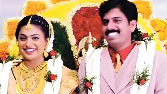 సీనియర్ హీరోయిన్ రోజా బర్త్ డే సందర్భంగా సెల్వమణి ఆమెపై తన ప్రేమను వ్యక్తం చేశారు. అప్పట్లో అగ్ర నటిగా ఉన్న రోజా అగ్ర హీరోల సరసన హీరోయిన్‌గా నటించిన విషయం తెలిసిందే.&nbsp;