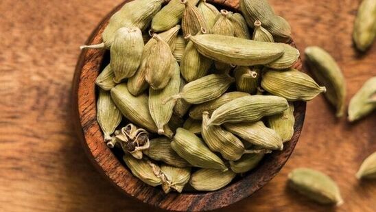 అరటిపండ్లు తిన్న తర్వాత కొందరికి అజీర్తి వస్తుంది. అరటిపండులో ఫైబర్ ఎక్కువగా ఉంటుంది. అరటిపండు సులభంగా జీర్ణం కాకపోతే తిన్న తర్వాత యాలకులు నమలడం వల్ల అజీర్తి సమస్య పరిష్కారం అవుతుంది.