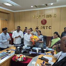 <p>ఆంధ్రప్రదేశ్‌లో ఉగాది నుంచి మహిళలకు ఉచిత బస్సు ప్రయాణం కల్పించడానికి రాష్ట్ర ప్రభుత్వం ఏర్పాట్లు చేస్తోంది. కర్ణాటకలో అమలవుతున్న ఉచిత బస్సు ప్రయాణ పథకాన్ని పరిశీలించేందుకు ఏపీ మంత్రులు బెంగుళూరులో పర్యటించారు. మరోవైపు ఉచిత ప్రయాణ పథకంతో వస్తున్న నష్టాలను భర్తీ చేసుకునేందుకు కర్ణాటకలో 15శాతం ఛార్జీలను గురువారం నుంచి పెంచుతున్నట్టు రాష్ట్ర ప్రభుత్వం ప్రకటించింది.&nbsp;</p>