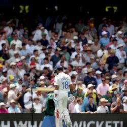 <p>Ind vs Aus 5th Test Day 1: సిడ్నీ టెస్టు తొలి ఇన్నింగ్స్ లో మరోసారి విఫలమయ్యారు టీమిండియా బ్యాటర్లు. టాపార్డర్ చేతులెత్తేయగా.. మిడిలార్డర్ లో రిషబ్ పంత్ 40 పరుగులతో టాప్ స్కోరర్ గా నిలిచాడు. జడేజా 26 రన్స్ చేశాడు. కోహ్లి 17 పరుగులకే ఔటై నిరాశ పరిచాడు.</p>