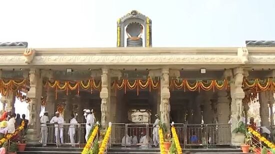 ఆదిలాబాద్ జిల్లా కేస్లాపూర్‌లో జరిగే నాగోబా జాతర. ప్రపంచంలోని అతిపెద్ద గిరిజన ఉత్సవాల్లో ఒకటి. జాతర క్రతువులో అడుగడుగునా జరిగే ఆదివాసీ ఆచారవ్యవహారాలు వారి జీవన విధానానికి అద్దం పడతాయి.&nbsp;
