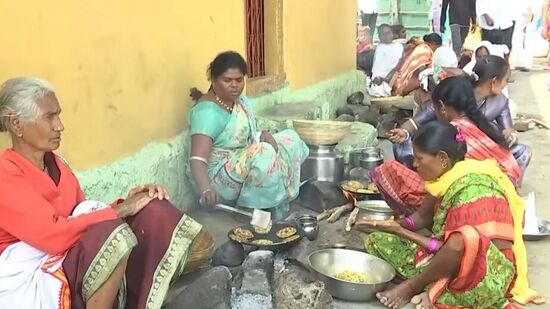 నెలవంక కనిపించడంతో తొలిఘట్టంగా ఏడు రోజుల పాటు సాగే ప్రచార రథం.. శుక్రవారం కేస్లాపూర్‌లో మెస్రం వంశీయుల ప్రత్యేక పూజల అనంతరం బయలుదేరనుంది.