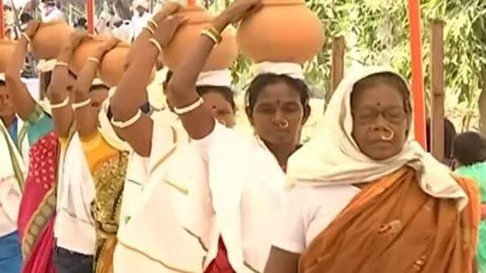 మెస్రం వంశీయుల చేతుల మీదుగా జరిగే నాగోబా జాతర.. ఆదివాసీలకే కాదు, ఆదివాసేతరులకు కూడా ప్రత్యేకమే. 400 కంటే తక్కువ మంది గిరిజనులే నివసించే కేస్లాపూర్‌కు.. జాతర సందర్భంగా ఎక్కడెక్కడి నుంచో మెస్రం వంశీయులు సహా ఇతర రాష్ట్రాల నుంచీ లక్షలాదిమంది తరలివస్తారు. ఈ జాతరను ప్రభుత్వం రాష్ర్ట పండుగగా గుర్తించింది.&nbsp;