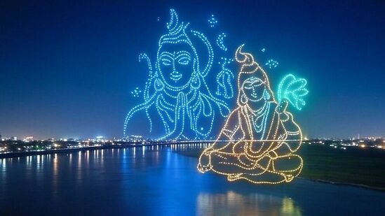 ప్రయాగ్ రాజ్ లోని సంగం నోస్ వద్ద జరిగిన మహా కుంభమేళా 2025లో 2,000 డ్రోన్ల లైట్లతో అలంకరించిన డ్రోన్ ప్రదర్శన దృశ్యం.