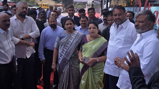ఏపీలో సూపర్‌ సిక్స్‌ ఎన్నికల హామీలలో భాగంగా మహిళలకు ఉచిత బస్సు ప్రయాణ సదుపాయం కల్పిస్తామని టీడీపీ ప్రకటించింది. కొత్త ఏడాది ఉగాది నుంచి మహిళలకు ఆర్టీసీ బస్సులలో ఉచిత ప్రయాణ సదుపాయం కల్పించాలని ప్రభుత్వం భావిస్తోంది. ఇప్పటికే ఈ పథకం అమలులో జరుగుతున్న జాప్యంపై విమర్శులు ఎదురవుతున్నా సాంకేతిక కారణాలతో వాయిదా పడుతోంది. దీంతో కర్ణాటకలో పథకం అమలు తీరును ఏపీ మంత్రులు పరిశీలిస్తున్నారు.&nbsp;&nbsp;