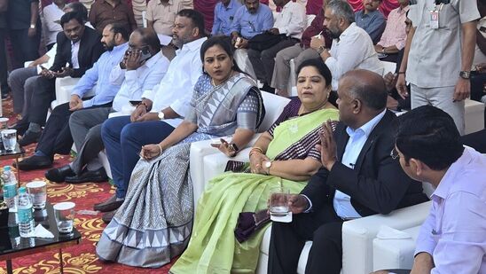 కర్ణాటక రాష్ట్ర రోడ్డు రవాణా సంస్థ (కేఎస్ఆర్టీసీ) బస్సుల టికెట్ ధరలను 15 శాతం పెంచడంపై కర్ణాటక అసెంబ్లీలో ప్రతిపక్ష నేత ఆర్.అశోక రాష్ట్ర ప్రభుత్వంపై మండి పడ్డారు. ఈ నిర్ణయాన్ని వ్యతిరేకిస్తూ బీజేపీ శనివారం (జనవరి 4l) రాష్ట్ర వ్యాప్త నిరసన చేపట్టనుంది.రవాణా శాఖకు రాష్ట్ర ప్రభుత్వం రూ.4 వేల కోట్లకు పైగా ఇవ్వాల్సి ఉందని, తమ వద్ద డబ్బులు లేవని సాకుతో ధరలు పెంచారని ఆరోపించారు. కర్ణాటకలో భార్యకు ఉచిత ప్రయాణం &nbsp;కానీ భర్తకు రెట్టింపు అని ఎద్దేవా చేశారు. శనివారం బీజేపీ రాష్ట్ర వ్యాప్త ఆందోళనలు నిర్వహించనున్న నేపథ్యంలో ఏపీ మంత్రులు శుక్రవారం అక్కడ పర్యటిస్తున్నారుర.&nbsp;&nbsp;