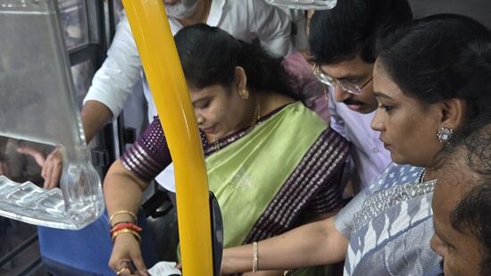 &nbsp;కేఎస్ఆర్టీసీ &nbsp;బస్సుల టికెట్లను పరిశీలిస్తున్న మంత్రి అనిత.. కర్ణాటకలో బస్సుల్లో టిక్కెట్ల ధరలను 15 శాతం పెంచడానికి రాష్ట్ర మంత్రివర్గం ఆమోదం తెలిపిందని కర్ణాటక మంత్రి హెచ్కే పాటిల్ గురువారం ప్రకటించారు. పెరిగిన టికెట్ ధర 2025 జనవరి 5 నుంచి అమల్లోకి రానుంది. కార్పొరేషన్ ఎదుర్కొంటున్న ఆర్థిక సవాళ్ల కారణంగా ఛార్జీల పెంపు అనివార్యమైందని ఆయన పేర్కొన్నారు. ప్రస్తుతం కార్పొరేషన్ ఎదుర్కొంటున్న లోటు కారణంగా ఈ 15 శాతం పెంచామని... ఈ పెంపుతో ప్రతి నెలా రూ.74.84 కోట్ల రాబడి వస్తుందని పాటిల్ వివరించారు.