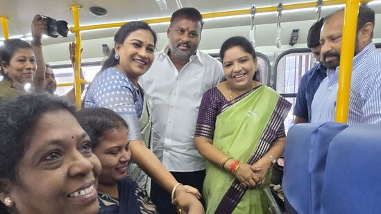 ఏపీలో ఉచిత బస్సు పథకాన్ని అమలు చేయాలంటే &nbsp;రాష్ట్ర వ్యాప్తంగా కనీసం రెండువేలు కొత్త బస్సులు, అద్దె బస్సులు ఉంటేనే ఉచిత ప్రయాణం హామీ అమలు చేయగలమని అధికారులు చెబుతున్నారు. &nbsp;ప్రస్తుతం ఆర్టీసీ బస్సుల్లో ఆక్యుపెన్సీ రేషియో 69 శాతం ఉందని, ఉచిత బస్సు ప్రయాణం అమలు చేస్తే బస్సుల్లో రద్దీ 94 శాతానికి పెరుగుతుందని అంచనా వేశారు. దీంతో పాటు ప్రతి నెలా ఆర్టీసీపై రూ.265 కోట్ల భారం పడనుంది.&nbsp;