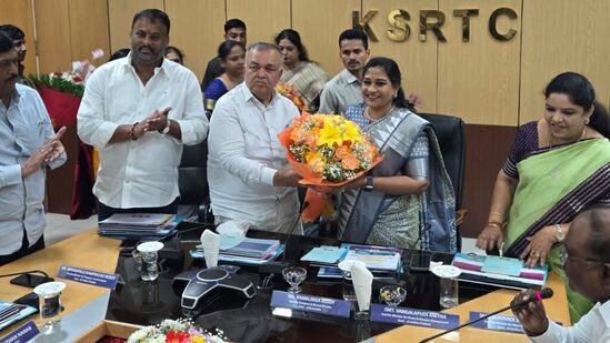 ఆంధ్రప్రదేశ్లో ఉగాది నుంచి మహిళలకు ఉచిత బస్సు ప్రయాణం కల్పించడానికి రాష్ట్ర ప్రభుత్వం ఏర్పాట్లు చేస్తోంది. కర్ణాటకలో అమలవుతున్న ఉచిత బస్సు ప్రయాణ పథకాన్ని పరిశీలించేందుకు ఏపీ మంత్రులు బెంగుళూరులో పర్యటించారు. మరోవైపు ఉచిత ప్రయాణ పథకంతో వస్తున్న నష్టాలను భర్తీ చేసుకునేందుకు కర్ణాటకలో 15శాతం ఛార్జీలను గురువారం నుంచి పెంచుతున్నట్టు రాష్ట్ర ప్రభుత్వం ప్రకటించింది. <p>ఆంధ్రప్రదేశ్లో ఉగాది నుంచి మహిళలకు ఉచిత బస్సు ప్రయాణం కల్పించడానికి రాష్ట్ర ప్రభుత్వం ఏర్పాట్లు చేస్తోంది. కర్ణాటకలో అమలవుతున్న ఉచిత బస్సు ప్రయాణ పథకాన్ని పరిశీలించేందుకు ఏపీ మంత్రులు బెంగుళూరులో పర్యటించారు. మరోవైపు ఉచిత ప్రయాణ పథకంతో వస్తున్న నష్టాలను భర్తీ చేసుకునేందుకు కర్ణాటకలో 15శాతం ఛార్జీలను గురువారం నుంచి పెంచుతున్నట్టు రాష్ట్ర ప్రభుత్వం ప్రకటించింది. </p>
