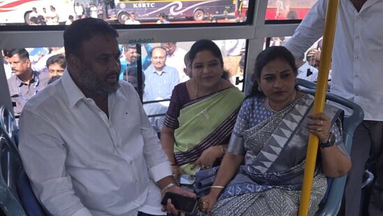 మహిళలకు ఉచిత ప్రయాణ సదుపాయాన్ని కల్పించే క్రమంలో కర్ణాటకలో రవాణా సంస్థలు తీవ్రమైన నష్టాల్లో కూరుకుపోయాయి. ఈ క్రమంలో ఏపీలో ఈ పథకాన్ని అమలు చేసేందుకు మంత్రుల బృందం ఆ రాష్ట్రంలో పర్యటిస్తోంది. &nbsp;పెరుగుతున్న ఇంధన ధరలు, ఇతర కారణాల వల్ల ప్రభావితమైన కేఎస్ఆర్టీసీ నిర్వహణ వ్యయాలను కవర్ చేయడమే లక్ష్యంగా 10 ఏళ్ల విరామం తర్వాత ఛార్జీలను పెంచినట్టు ఆర్టీసీ చెబుతోంది. &nbsp;ఐదేళ్ల క్రితం డీజిల్ ధర రూ.68 ఉన్నప్పుడు ఇతర కార్పొరేషన్లలో ధరల పెంచారని కర్ణాటక అధికారులు చెబుతున్నారు. డీజిల్ ధరల పెరుగుదల, కార్మికుల వేతన పెంపు, ఇతర ఆర్థిక అంశాలు ఈ కొత్త పెరుగుదలకు కారణమని కేఎస్‌ఆర్టీసీ చెబుతోంది.&nbsp;
