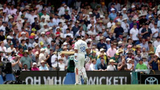 <p>Ind vs Aus 5th Test Day 1: సిడ్నీ టెస్టు తొలి ఇన్నింగ్స్ లో మరోసారి విఫలమయ్యారు టీమిండియా బ్యాటర్లు. టాపార్డర్ చేతులెత్తేయగా.. మిడిలార్డర్ లో రిషబ్ పంత్ 40 పరుగులతో టాప్ స్కోరర్ గా నిలిచాడు. జడేజా 26 రన్స్ చేశాడు. కోహ్లి 17 పరుగులకే ఔటై నిరాశ పరిచాడు.</p>