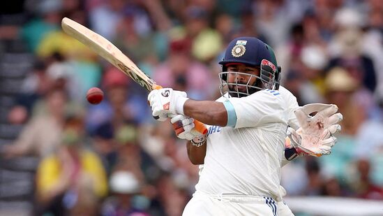 Ind vs Aus 5th Test Day 1: మెల్‌బోర్న్ రెండు ఇన్నింగ్స్ లలో నిర్లక్ష్యపు షాట్లు ఆడి వికెట్లు పారేసుకున్న రిషబ్ పంత్.. ఈ మ్యాచ్ లో 98 బంతులు పాటు ఓపిగ్గా ఆడి 40 రన్స్ చేశాడు.