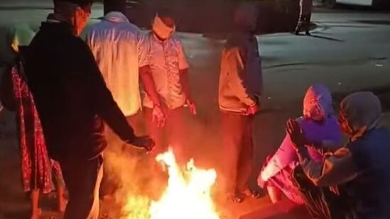 తెలుగు రాష్ట్రాలపై చలి పంజా విసురుతోంది. శీతల గాలులతో &nbsp;ఉష్ణోగ్రతలు కనిష్ఠానికి పడిపోతున్నాయి. ఇక ఉదయం సమయంలో చాలా చోట్ల పొగమంచు తీవ్రత ఎక్కువగా ఉంటోంది.