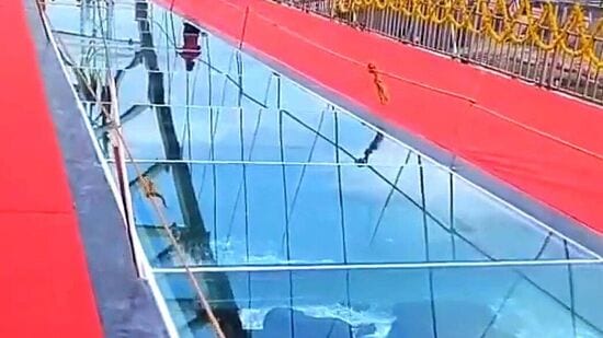 అత్యాధునిక సాంకేతిక పరిజ్ఞానంతో నిర్మించిన ఈ గాజు వంతెన కోత, బలమైన సముద్రపు గాలులతో సహా కఠినమైన సముద్ర పరిస్థితులను తట్టుకునేలా నిర్మించారు. దీనిని పగలు,రాత్రి సమయంలో ఆపరేట్ చేయవచ్చు.
