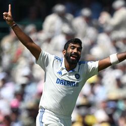 <p>ఆస్ట్రేలియా గడ్డపై ఆ జట్టుతో టెస్టు సిరీస్‍లో భారత పేసర్ జస్‍ప్రీత్ బుమ్రా అద్భుత బౌలింగ్‍తో అదరగొడుతున్నాడు. ప్రస్తుతం సిడ్నీ వేదికగా జరుగుతున్న ఐదో టెస్టుకు కెప్టెన్సీ చేస్తున్న బుమ్రా.. తొలి ఇన్నింగ్స్‌లో రెండు వికెట్లు తీశాడు. ఈ క్రమంలో చరిత్ర సృష్టించాడు.</p>