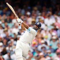 <p>ఆస్ట్రేలియా గ‌డ్డ‌పై ఫాస్టెస్ట్ హాఫ్ సెంచ‌రీ చేసిన క్రికెట‌ర్‌గా ఈ టెస్ట్‌ ద్వారా పంత్ రికార్డ్ అరుదైన రికార్డ్ నెల‌కొల్పాడు. 1975లో రాయ్ ఫ్రెడ్రిక్స్ నెల‌కొల్పిన (33 బాల్స్‌లో) యాభై ఏళ్ల క్రితం నాటి రికార్డును బ్రేక్ చేశాడు.&nbsp;<br>&nbsp;</p>