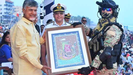నేవీ డే సందర్భంగా విశాఖ ఆర్కే బీచ్ లో నావికా దళం వాయు విభాగం చేసిన విన్యాసాలు ఆకట్టుకున్నాయి. ఈ కార్యక్రమానికి సీఎం చంద్రబాబు దంపతులు, మనవడు దేవాన్ష్ హాజరయ్యారు. నేవీ డే విన్యాసాలు వీక్షించేందుకు పెద్ద ఎత్తున నగర వాసులు హాజరయ్యారు.&nbsp;