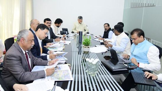 కొత్త విమానాశ్రయాల నిర్మాణం, అభివృద్ధిపై ఉండవల్లిలోని తన నివాసంలో &nbsp;ముఖ్యమంత్రి చంద్రబాబు సమీక్షించారు. &nbsp;ఇందుకు కేంద్ర పౌరవిమానయాన శాఖ మంత్రి రామ్మోహన్‌నాయుడుతో పాటు ఎయిర్‌పోర్ట్స్‌ అథారిటీ అధికారులు హాజరయ్యారు. ఈ సమావేశంలో పలు కీలక నిర్ణయాలు తీసుకున్నారు.&nbsp;